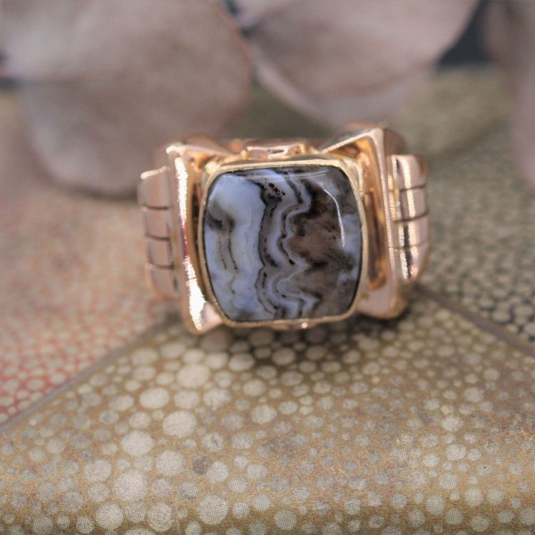 Anello con sigillo in oro antico e agata zonata