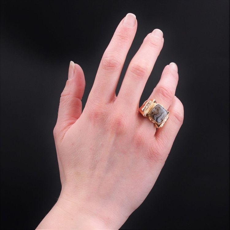 Anello con sigillo in oro antico e agata zonata