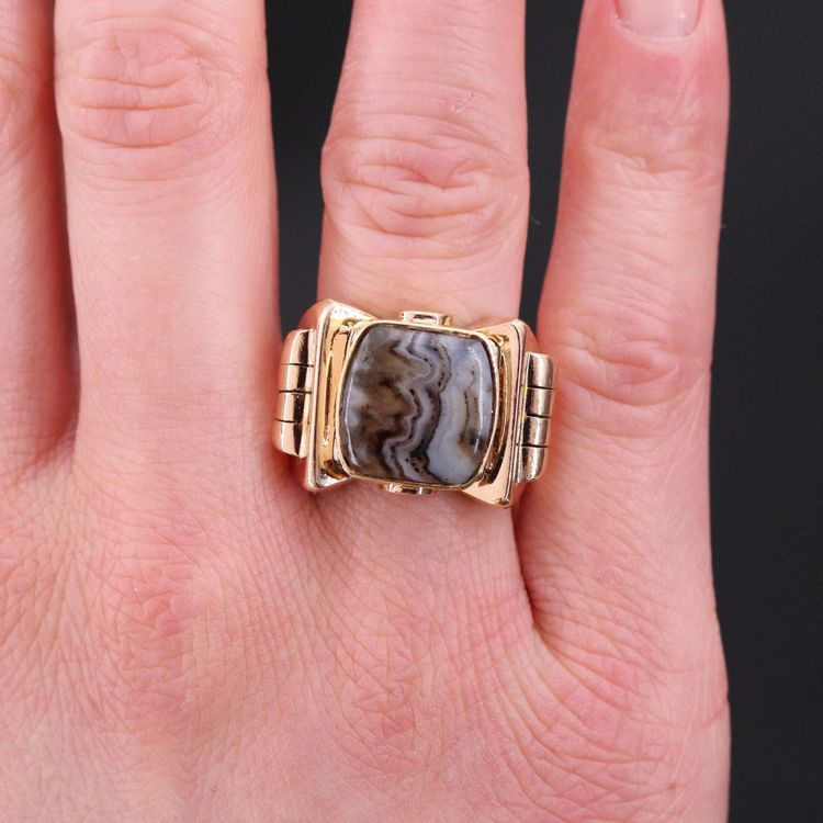 Anello con sigillo in oro antico e agata zonata