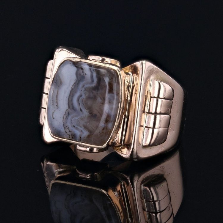Anello con sigillo in oro antico e agata zonata