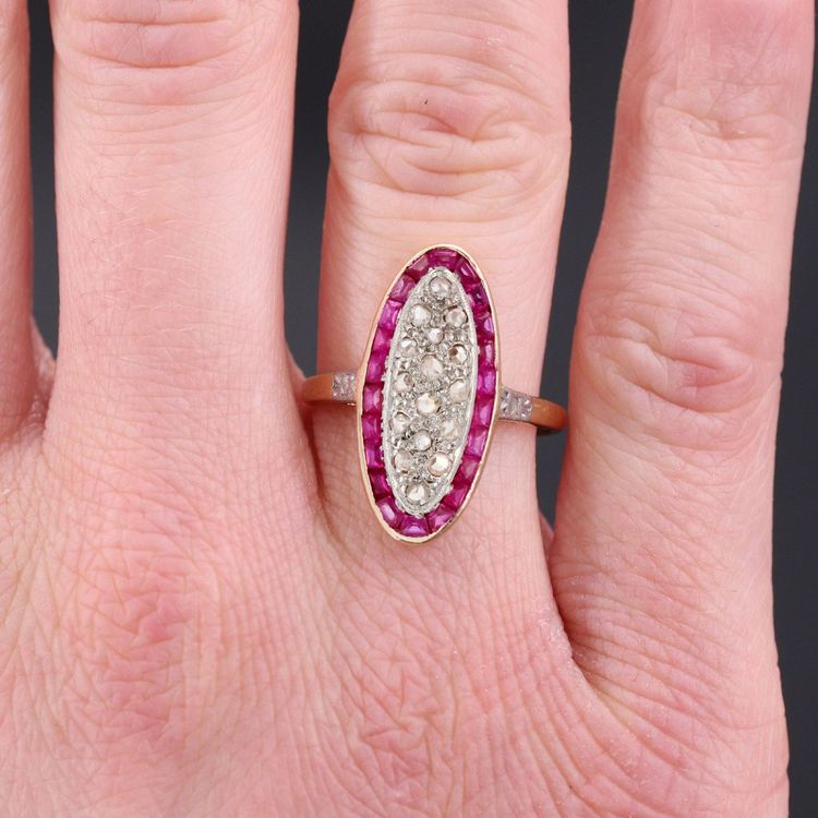 Anello antico con diamanti e rubino Navette