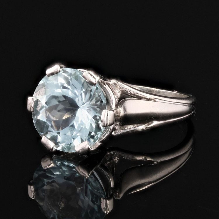Anello antico con acquamarina solitaria