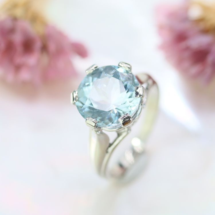 Anello antico con acquamarina solitaria