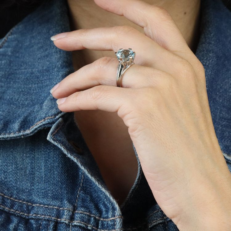 Anello antico con acquamarina solitaria