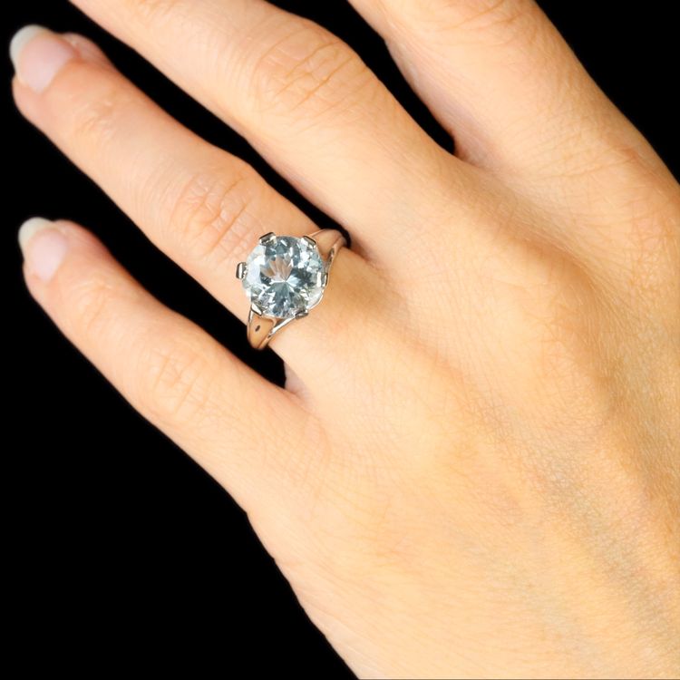 Anello antico con acquamarina solitaria