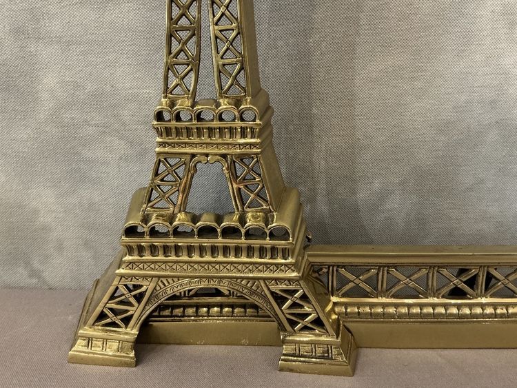 Barre de foyer, barre de cheminée en bronze décor de Tour Eiffel vers 1900