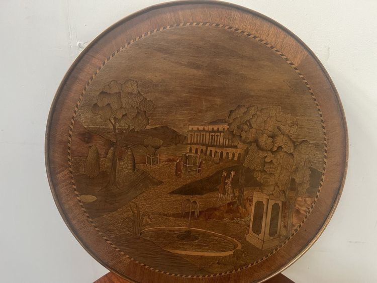 Guéridon marqueté de style Louis XVI a plateau amovible XX siècle 