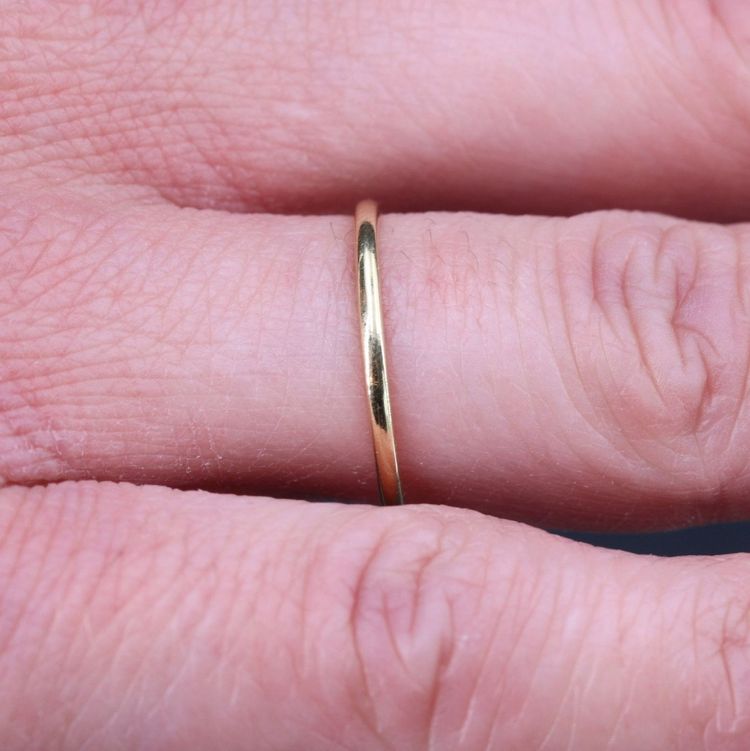 Feiner Ehering aus Gelbgold