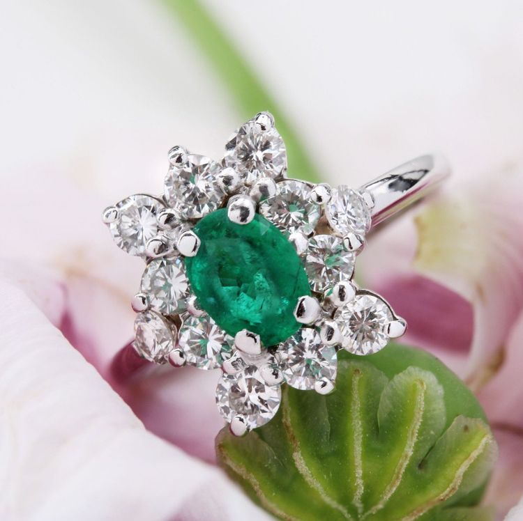 Anello vintage con smeraldo e diamanti