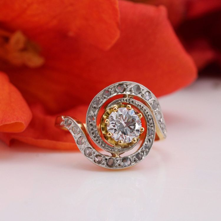 Anello antico con vortice di diamanti
