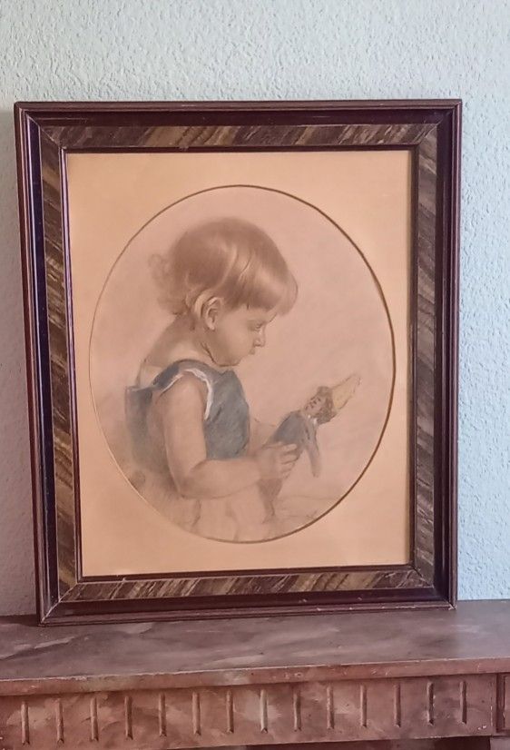 Porträt eines kleinen Mädchens mit einer Puppe