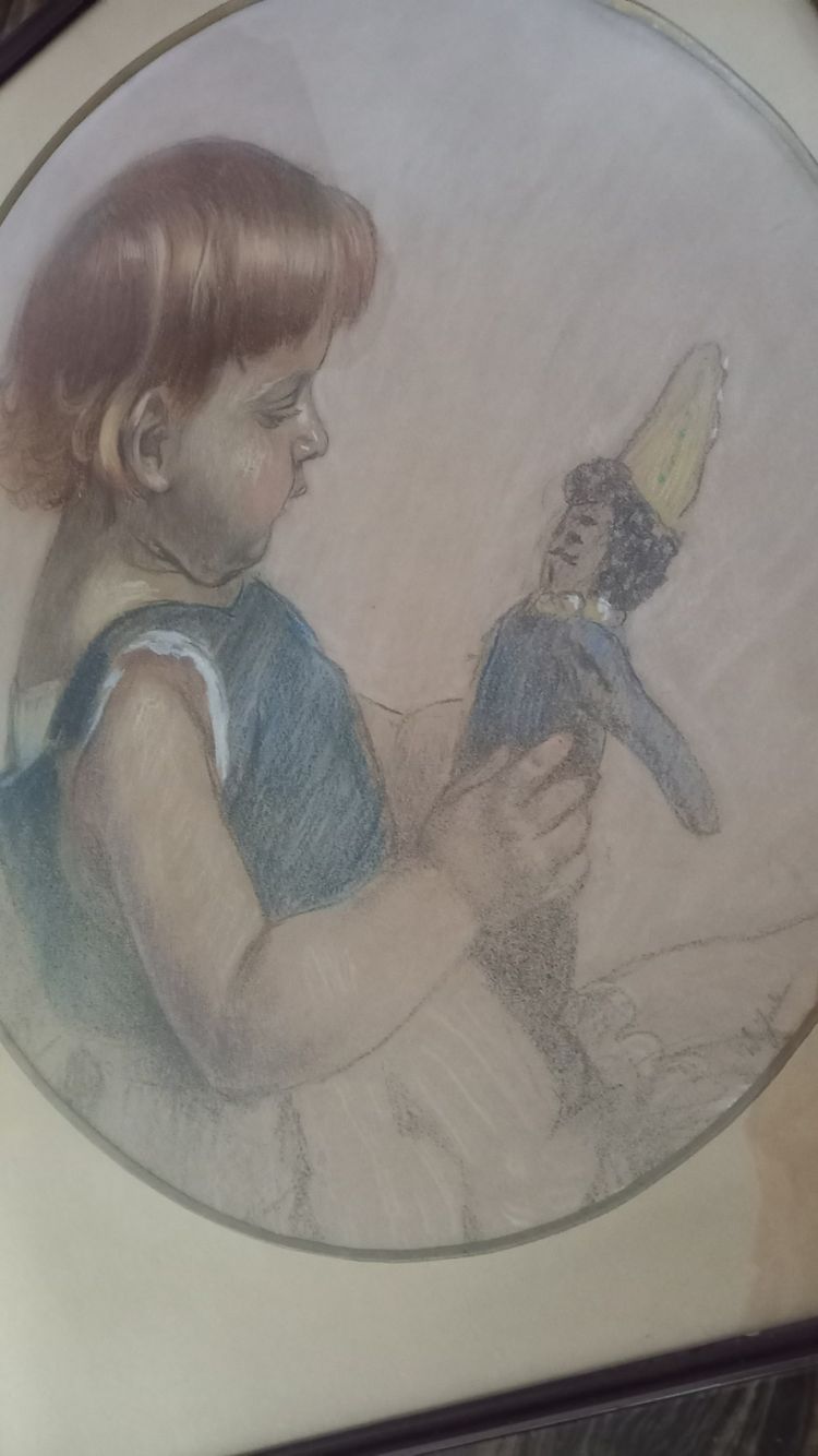 Porträt eines kleinen Mädchens mit einer Puppe