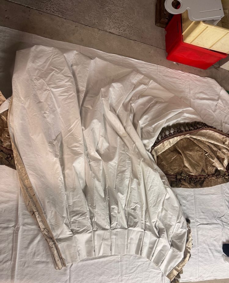 Coppia di tende in velluto di seta cesellato, bordate con trecce e accompagnate dai loro fermatende