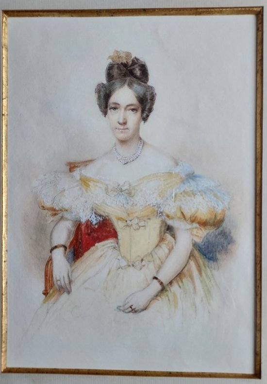 Woman with a pearl necklace