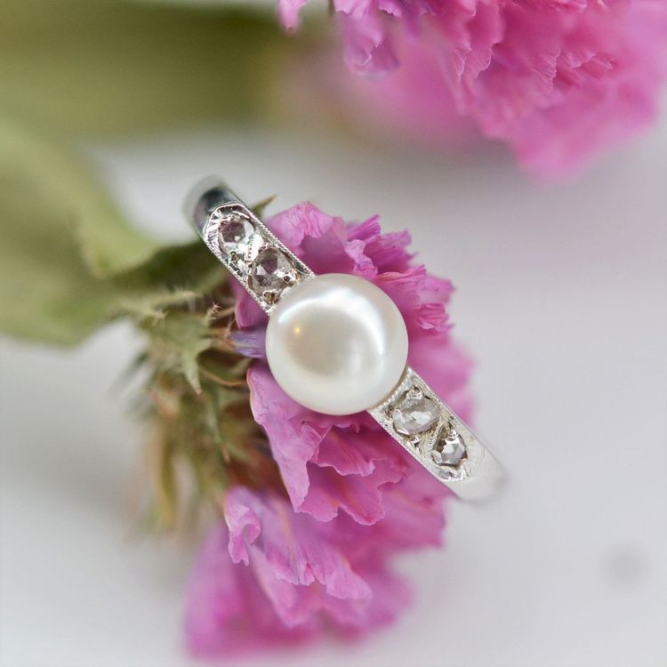 Anello antico con perla e diamanti