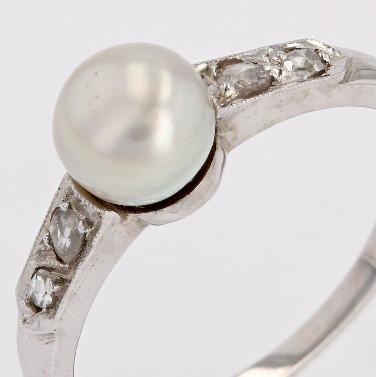 Anello antico con perla e diamanti
