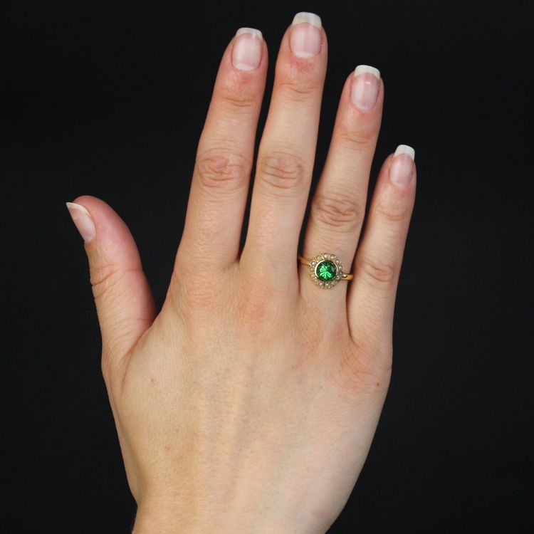 Antiker Ring mit grünem Granat und feiner Perle