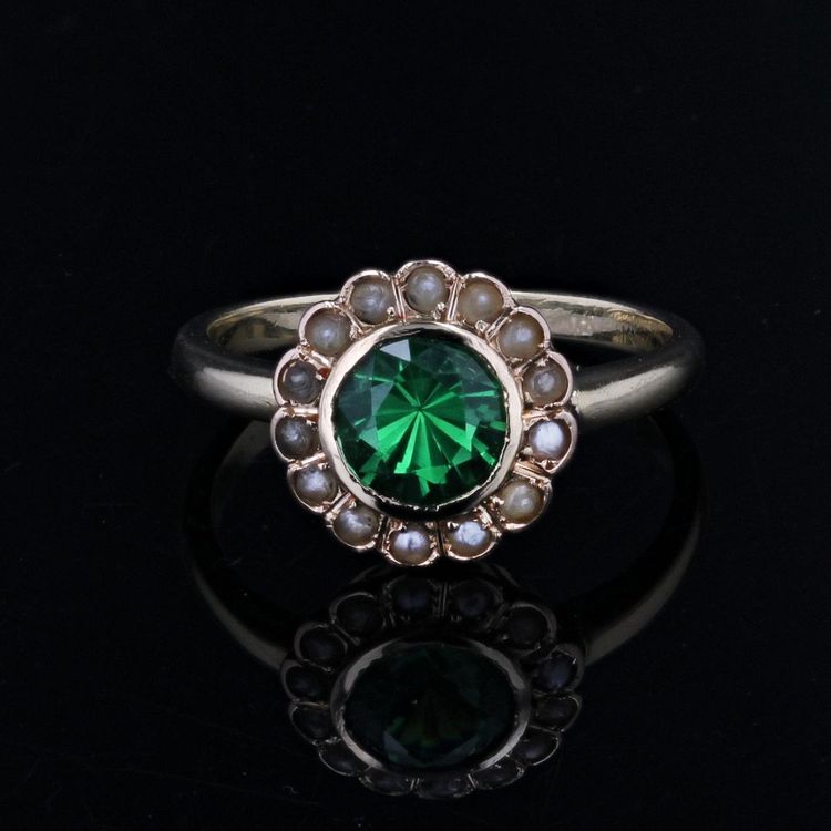 Antiker Ring mit grünem Granat und feiner Perle