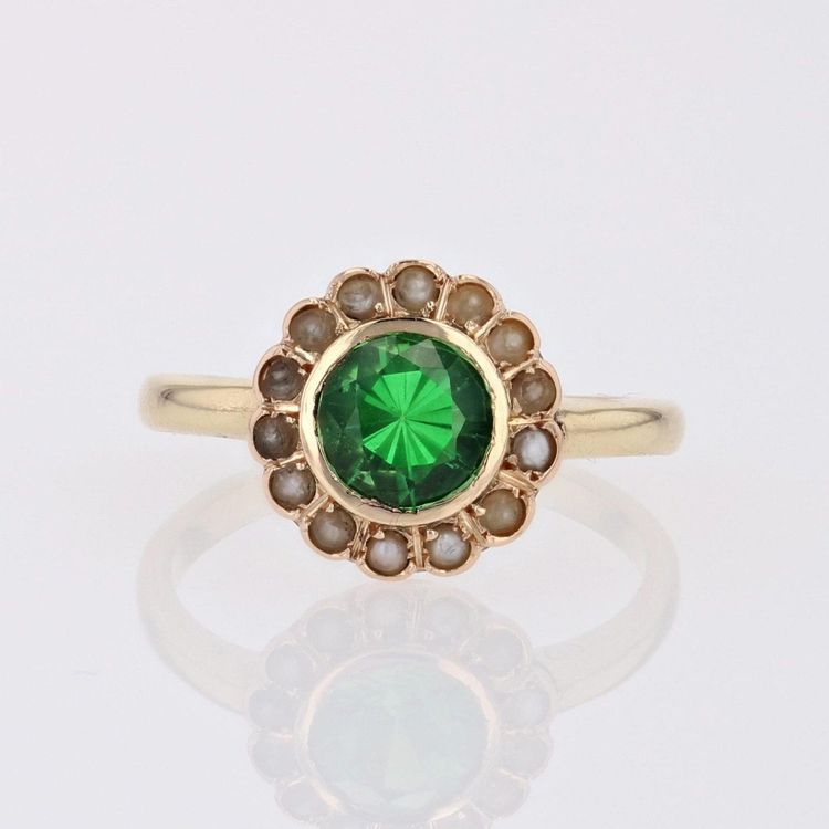 Antiker Ring mit grünem Granat und feiner Perle