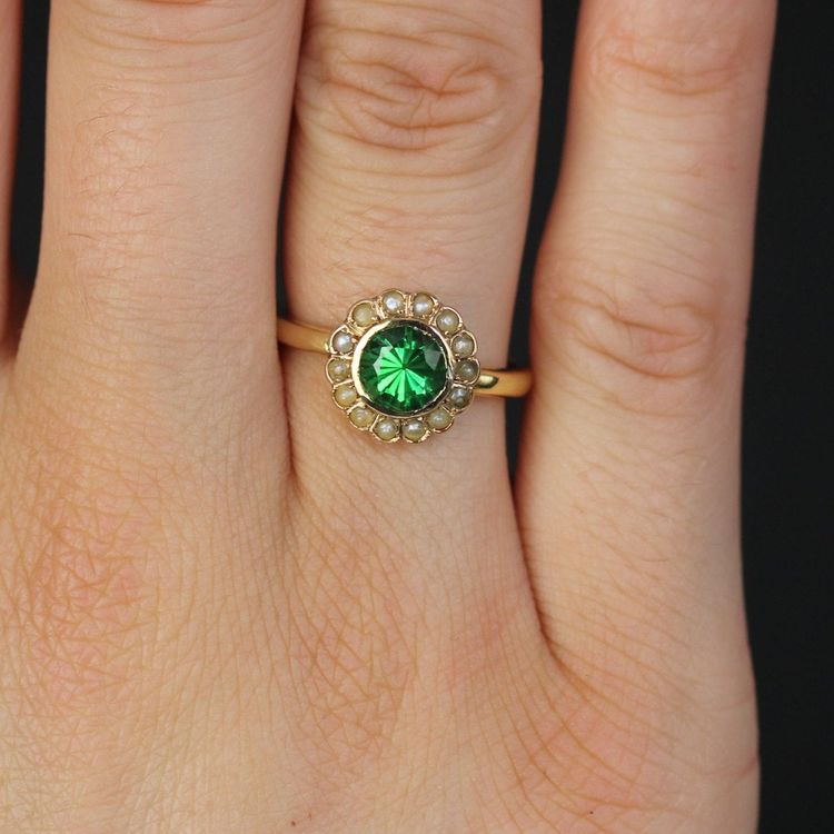 Antiker Ring mit grünem Granat und feiner Perle