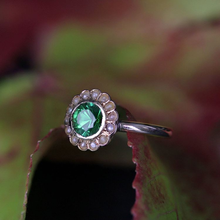 Antiker Ring mit grünem Granat und feiner Perle
