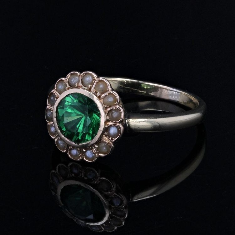 Antiker Ring mit grünem Granat und feiner Perle