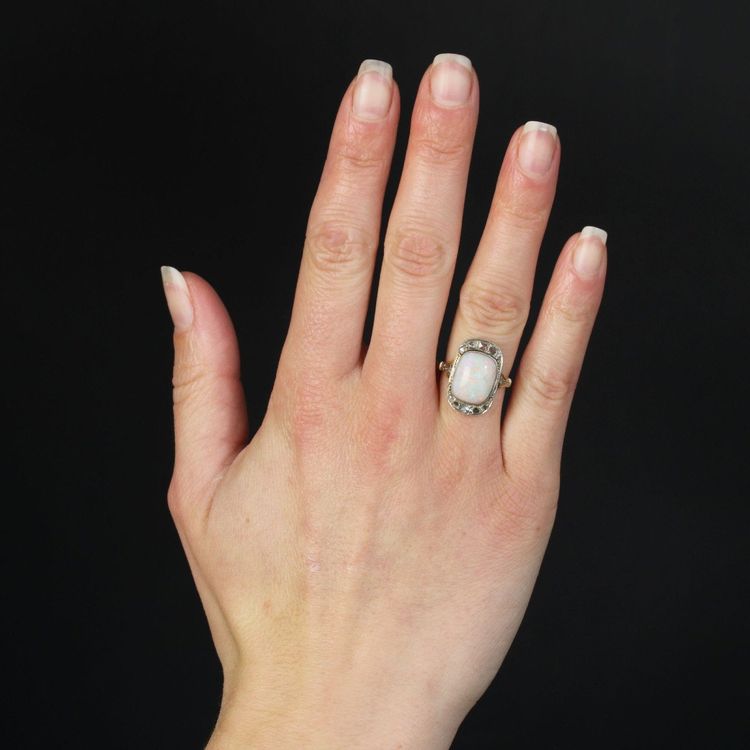 Anello con opale bianco antico e diamanti