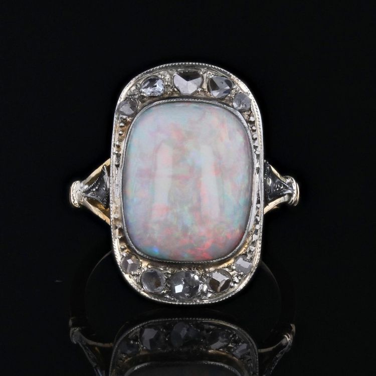 Anello con opale bianco antico e diamanti