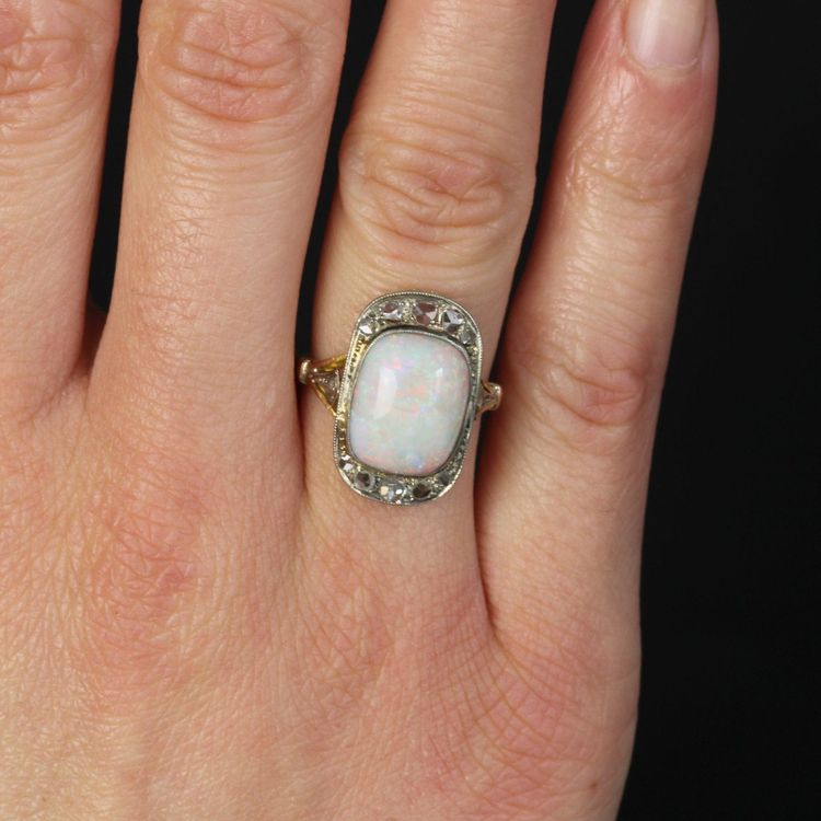 Anello con opale bianco antico e diamanti