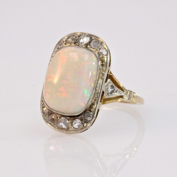 Anello con opale bianco antico e diamanti