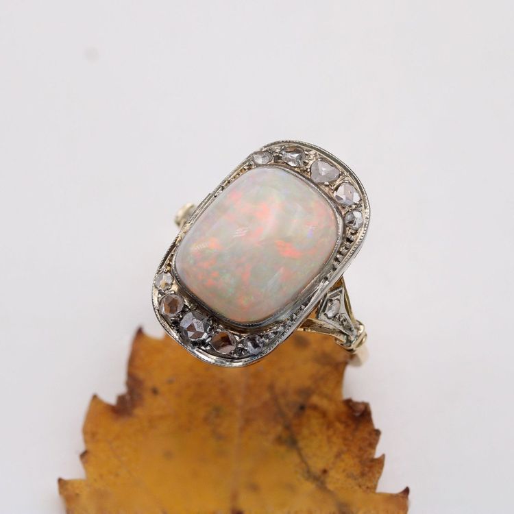 Anello con opale bianco antico e diamanti