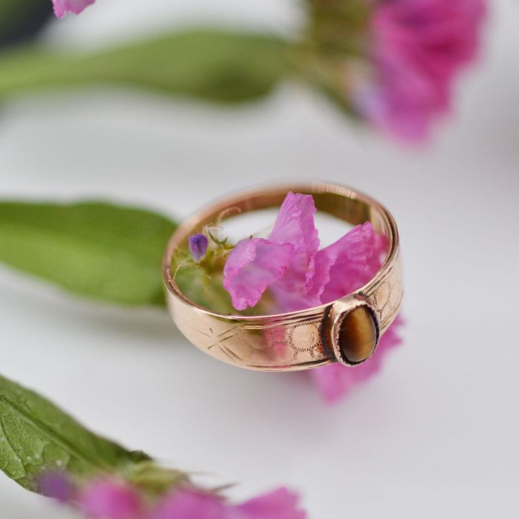 Anello in oro rosa antico con occhio di tigre