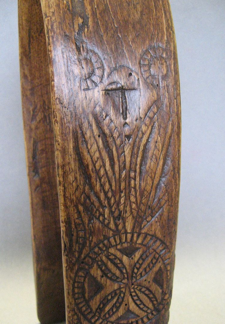 Ancien Collier De Clarine En Bois Sculpté De Rosaces XIXe.