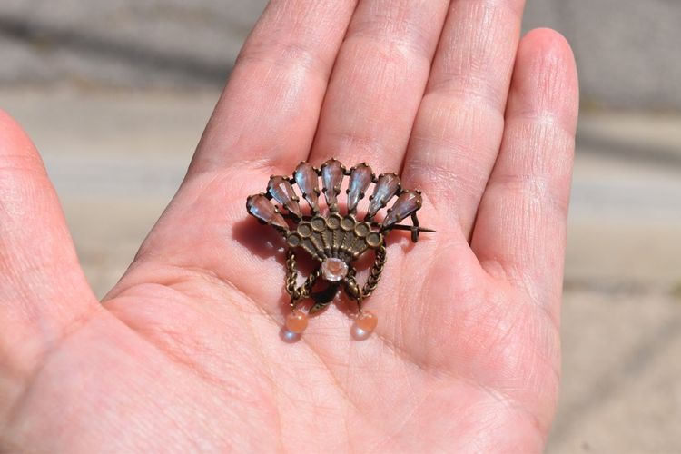 Ancienne broche forme éventail saphiret et laiton
