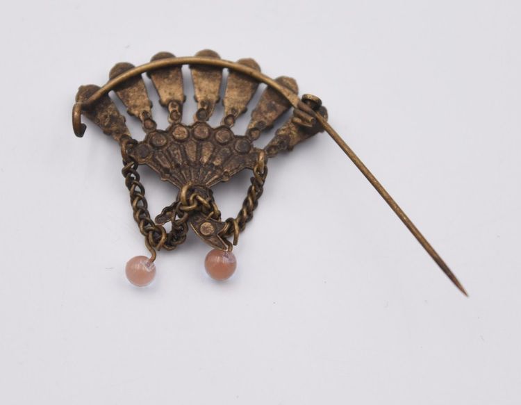 Ancienne broche forme éventail saphiret et laiton