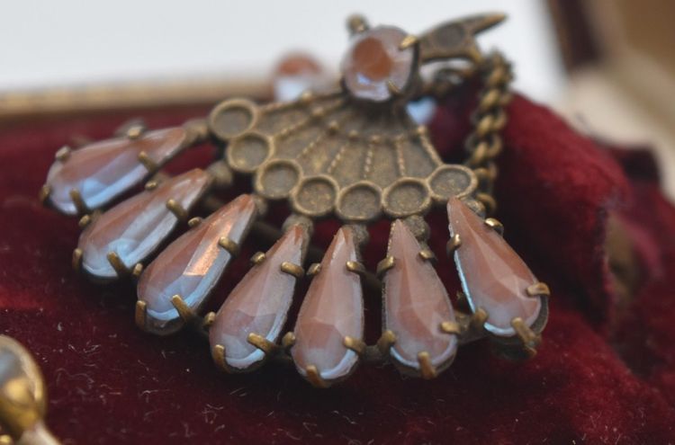 Ancienne broche forme éventail saphiret et laiton