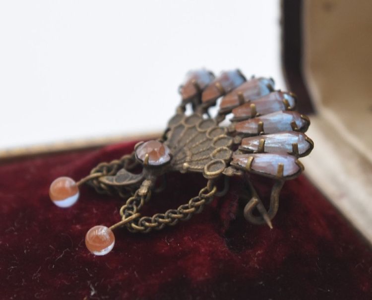 Ancienne broche forme éventail saphiret et laiton