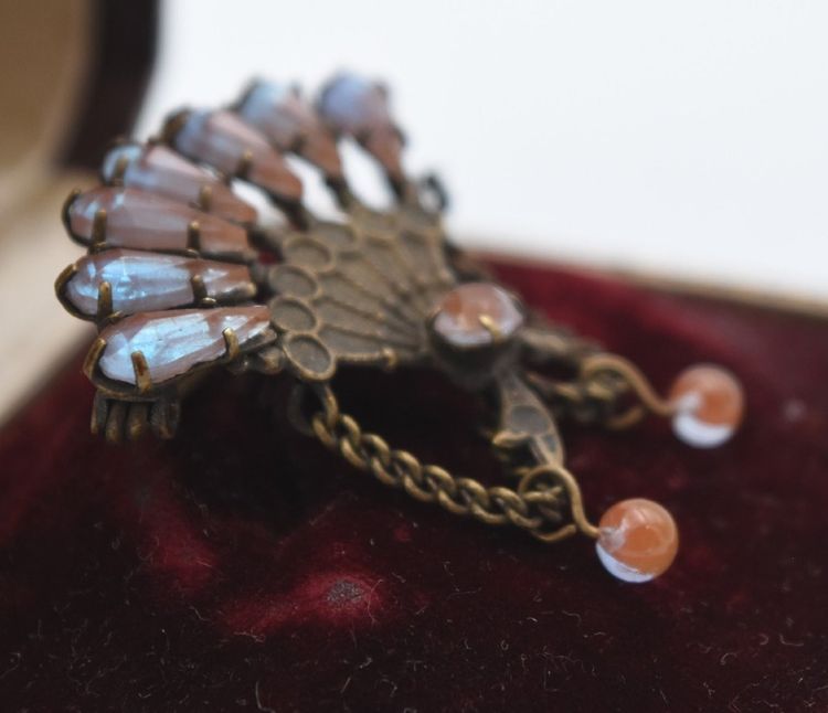 Ancienne broche forme éventail saphiret et laiton