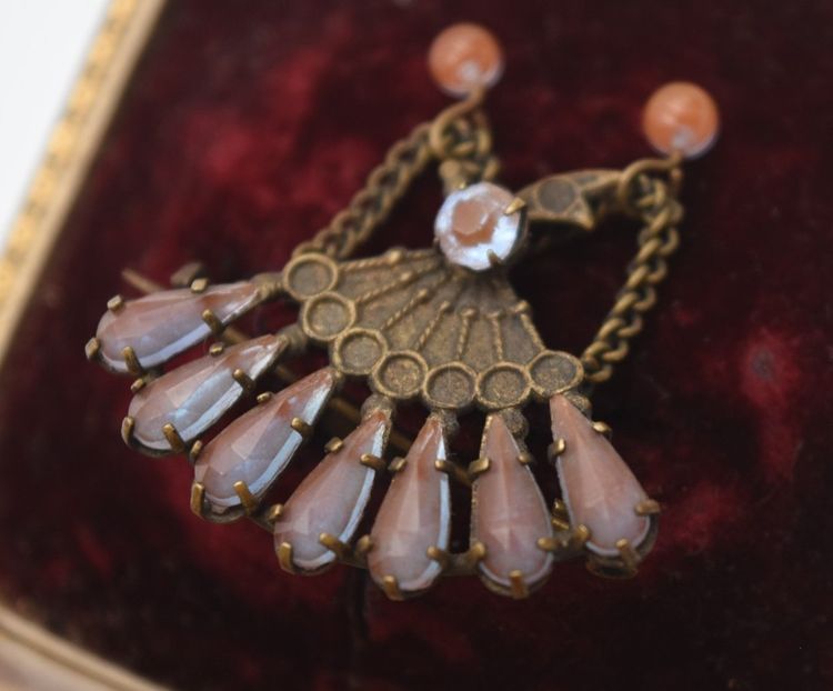 Ancienne broche forme éventail saphiret et laiton