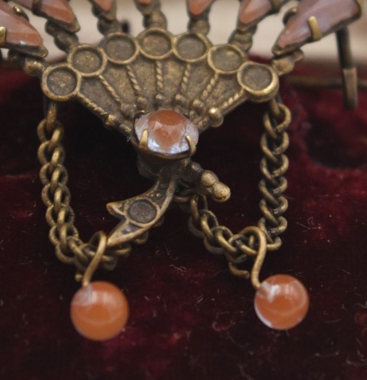Ancienne broche forme éventail saphiret et laiton
