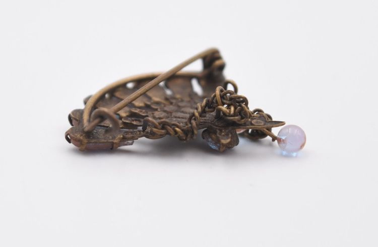Ancienne broche forme éventail saphiret et laiton