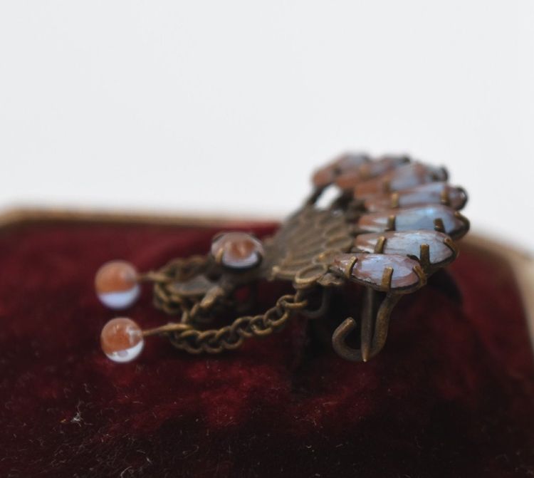 Ancienne broche forme éventail saphiret et laiton