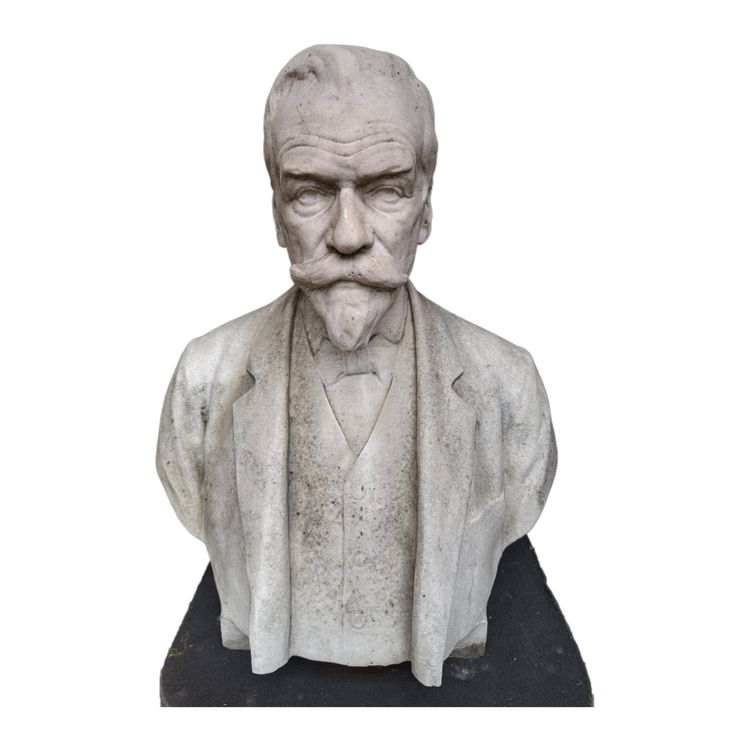 Sculpture of a white marble bust representing Louis Pasteur signed Godefroid Devreese (1861-1941)