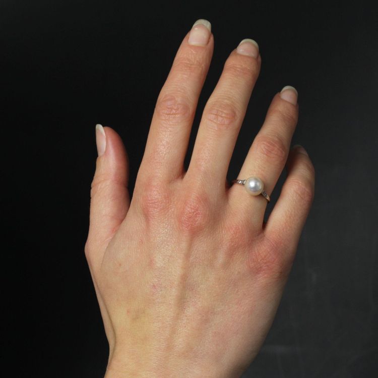 Anello antico con perla coltivata e diamanti