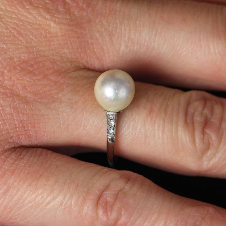 Anello antico con perla coltivata e diamanti
