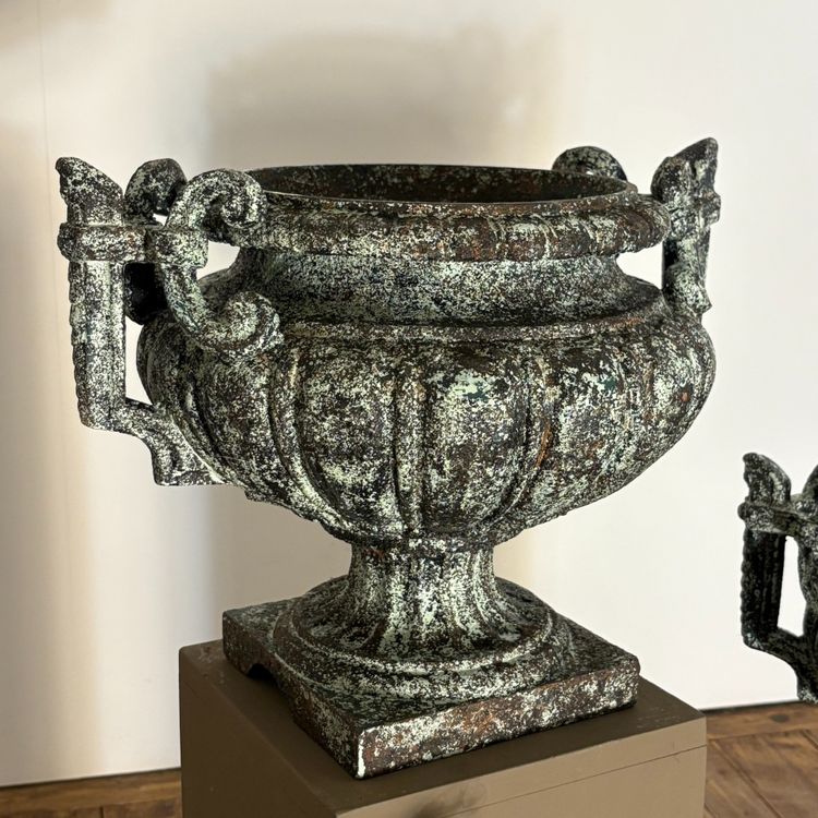 Coppia di vasi in ghisa del XIX secolo