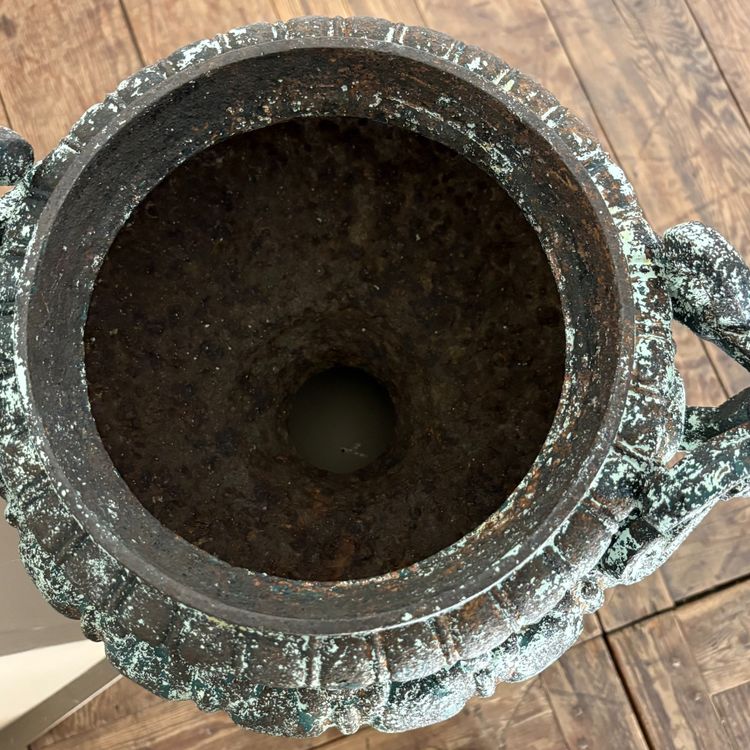 Coppia di vasi in ghisa del XIX secolo
