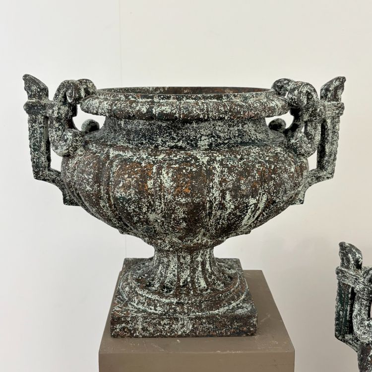Coppia di vasi in ghisa del XIX secolo