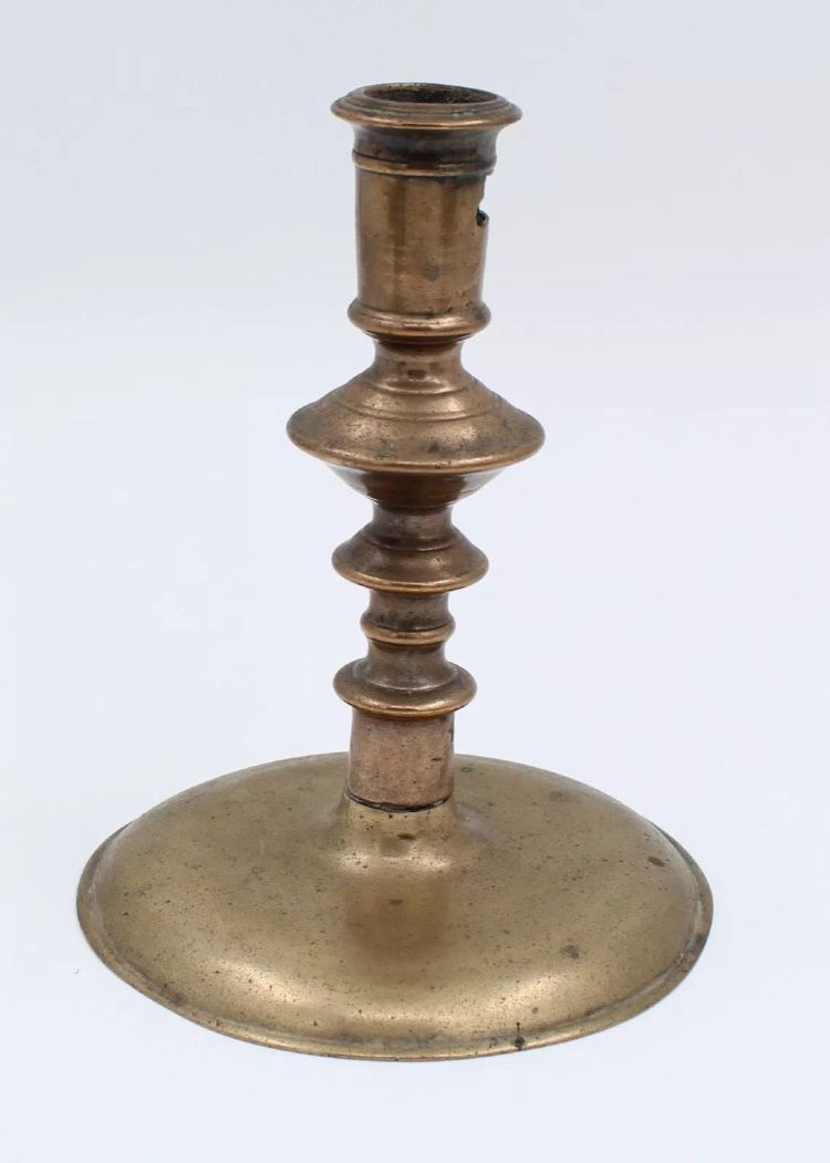 BRONZE-KERZENHALTER Haute-Époque-Kerzenhalter aus dem 16./17. Jahrhundert