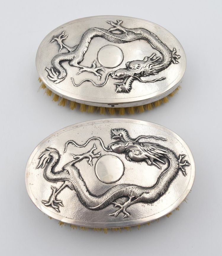 Tuck Chang Coppia di spazzole cinesi in argento sterling con decorazione a forma di drago